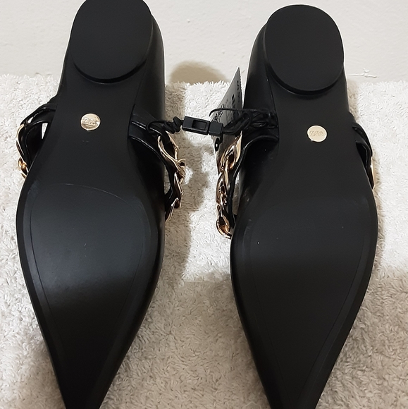 LEATHER BALLET FLATS WITH CHAINLow-heeled leather ballet flats with chain. - Picture 6 of 8